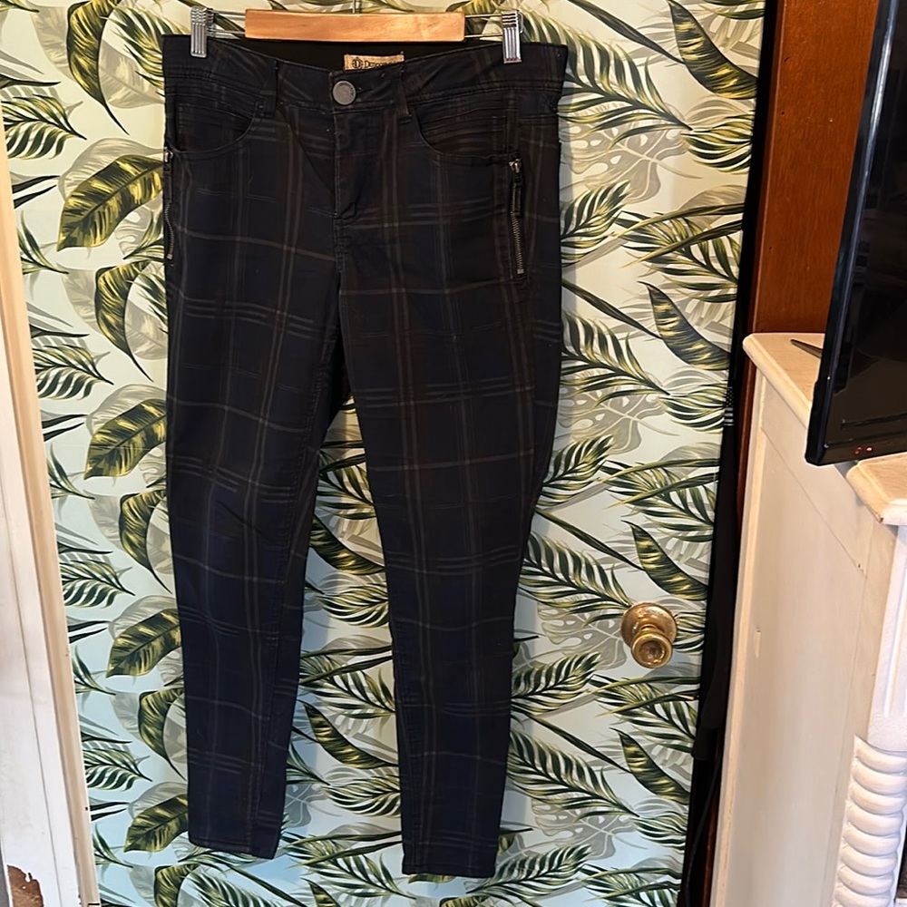 JJ64 black w white plaid pattern Democracy 10